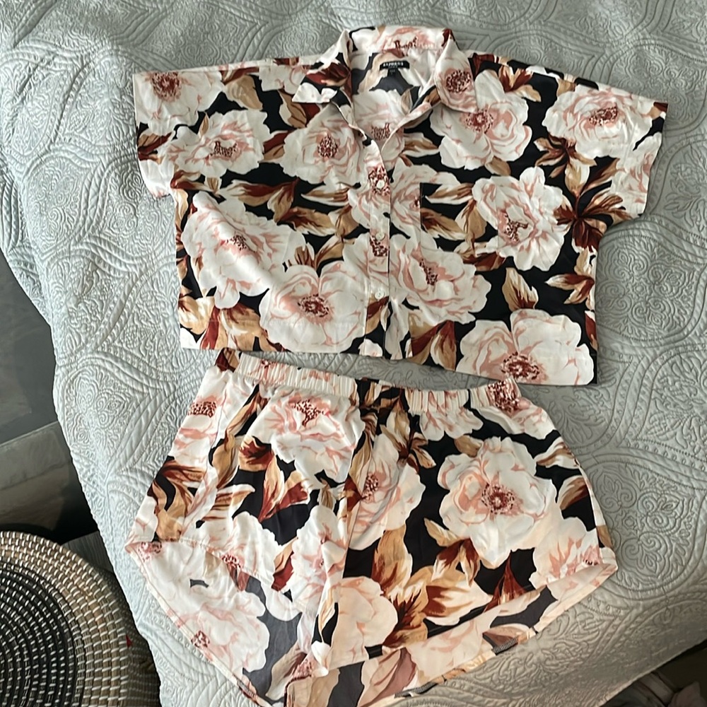 Floral silky sexy and comfortable pajamas set. Shirt and shorts.